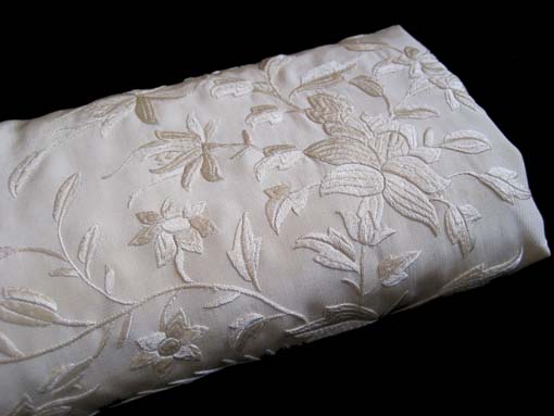 N.0416　中世のミル・フルール総刺繍　クロテッドクリーム色の絹ショール/アンティークモード_a0111371_23121671.jpg