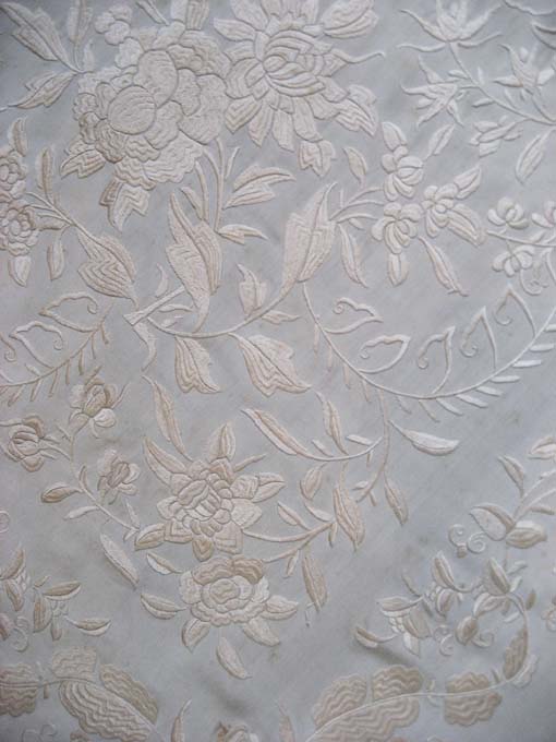 N.0416　中世のミル・フルール総刺繍　クロテッドクリーム色の絹ショール/アンティークモード_a0111371_2331916.jpg
