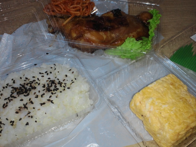 骨付き鶏もも焼弁当_a0148953_1562399.jpg