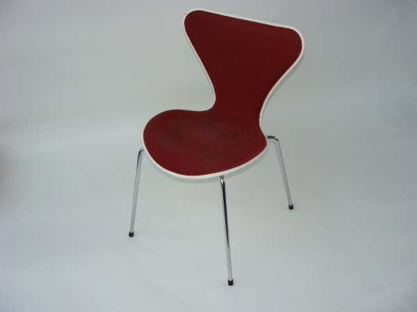 \"Arne Jacobsen FH 3107 Seven Chair Red Fabric\"ってこんなこと。_c0140560_11514558.jpg