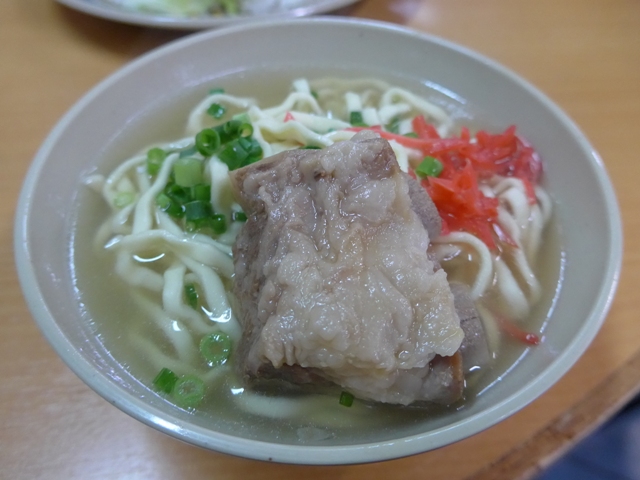 那覇「牧志第一公設市場内 きらく」へ行く。_f0232060_18544827.jpg