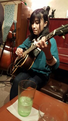 盛春の条件ーその22 -22歳女性ジャズギタリストー_e0119092_152128.jpg