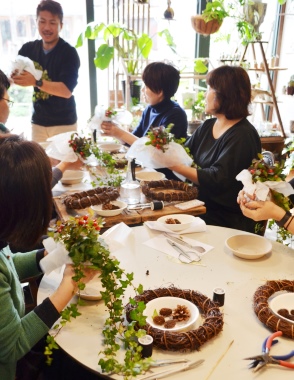 赤い実をつかった苔玉リース作り開催風景_d0263815_17172816.jpg