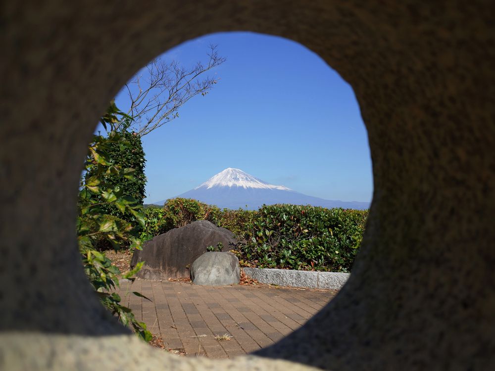 リコーGRで丸窓富士山を・・・絶景かな♪_a0031821_1384756.jpg