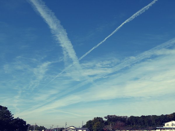 2015年12月10日　大空に浮かぶひこうき雲_b0341140_1948159.jpg