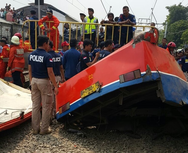 インドネシアで、列車とバスが衝突、少なくとも16人死亡！_b0316804_23210672.jpg