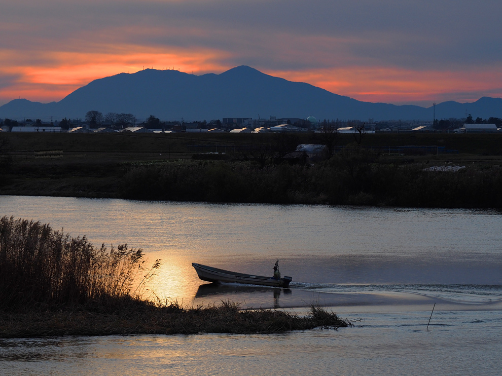 弥彦山に落ちる夕日_e0214470_19524455.jpg