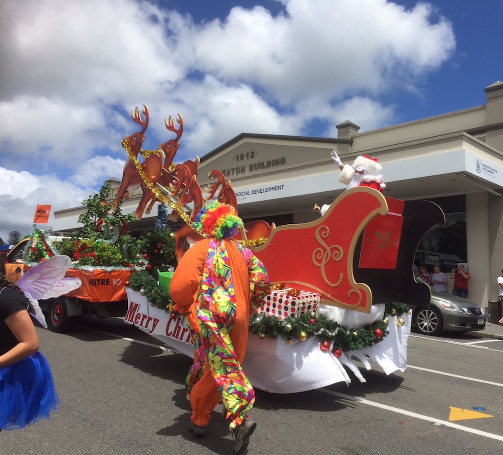 田舎のクリスマス・パレード／ Christmas Parade at Helensville アメリカからニュージーランドへ