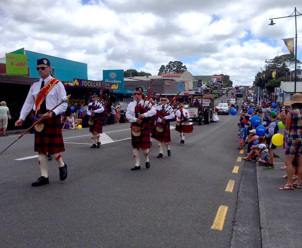 田舎のクリスマス・パレード／ Christmas Parade at Helensville_e0310424_11273216.jpg