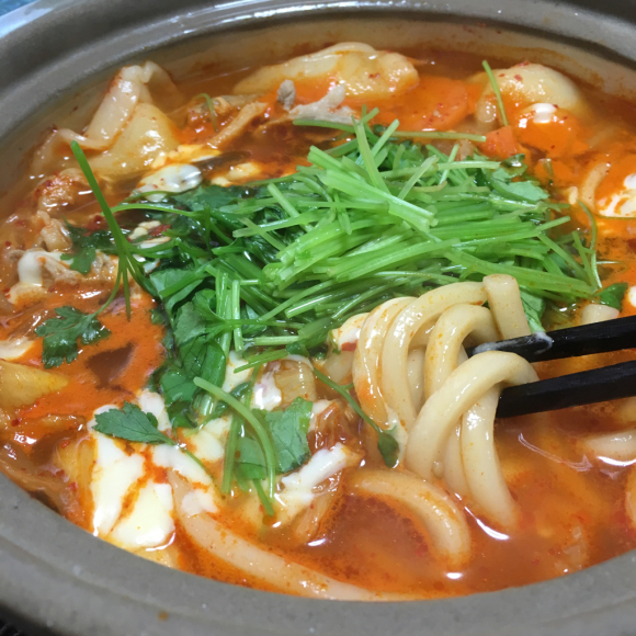 一人ランチは 牛肉ダシダのキムチ鍋焼きうどん で温まる あれも食べたい これも食べたい ｅｘ
