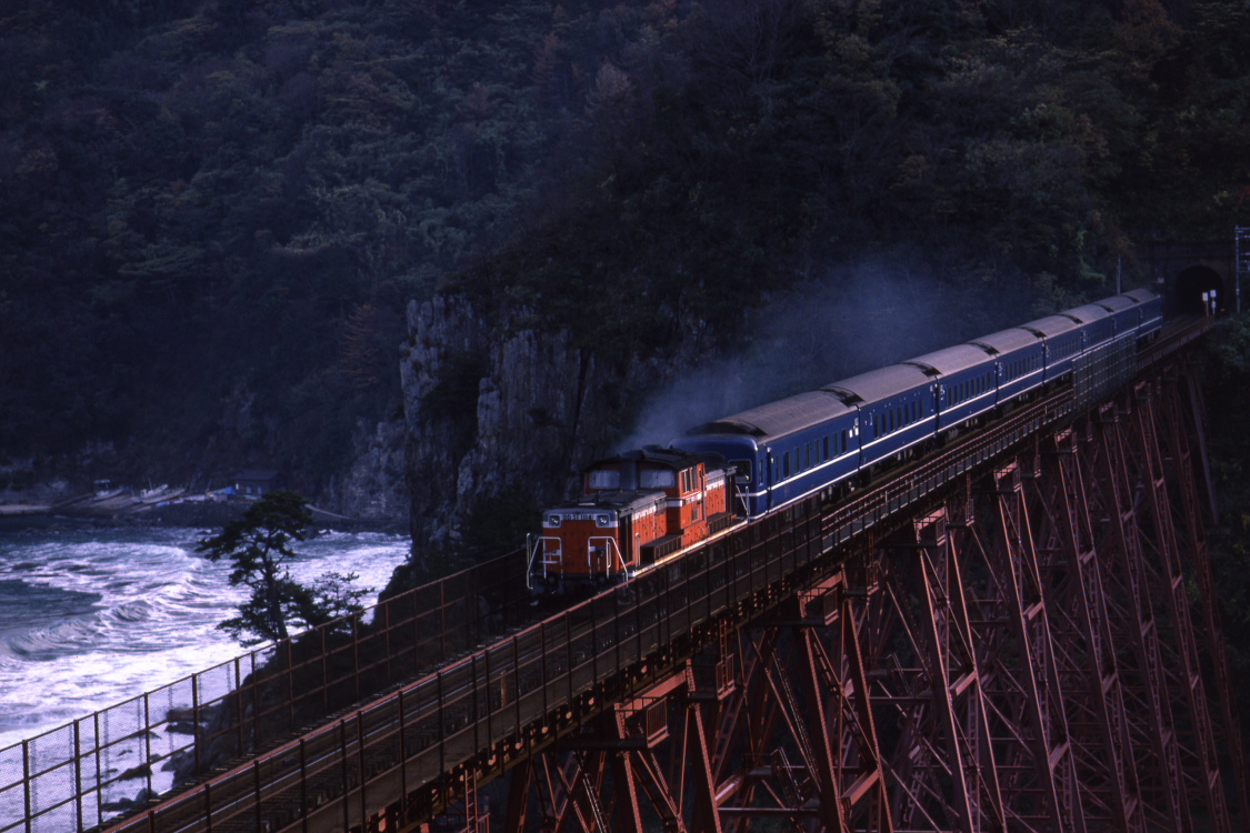 白い波と朝日を浴びる赤い機関車と青い客車　- 1984年・山陰本線 -  _b0190710_20483163.jpg