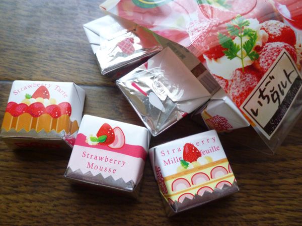 チロルチョコ いちごがいっぱい_c0152767_21513393.jpg