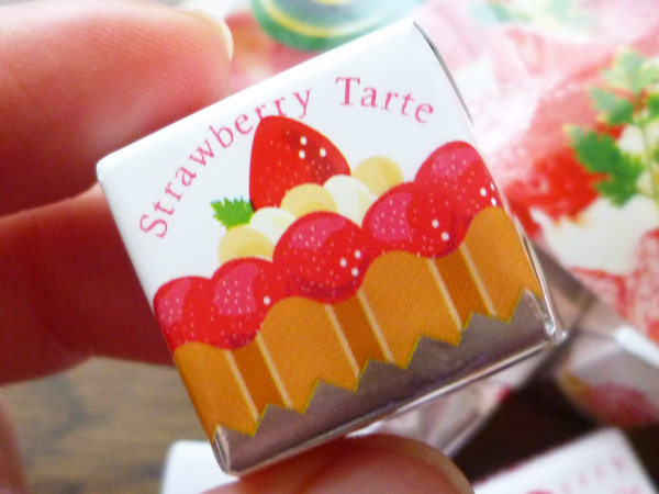 チロルチョコ いちごがいっぱい_c0152767_2152292.jpg