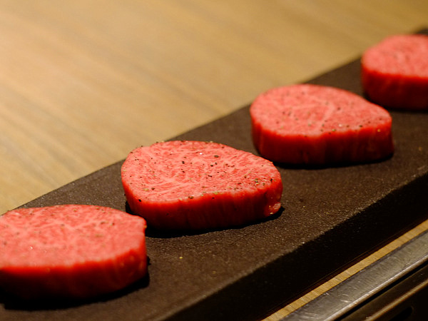 「西麻布 うしごろ西麻布本店の1日1組限定 肉割烹コース」_a0000029_1024333.jpg