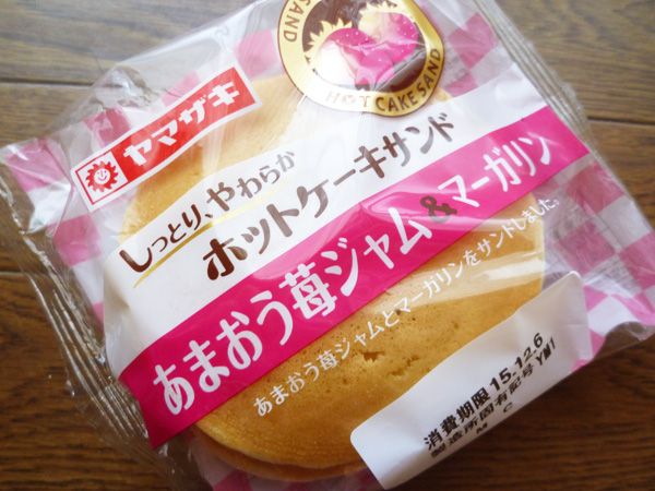 【菓子パン】しっとり、やわらかホットケーキサンド あまおう苺ジャム&マーガリン@ヤマザキ_c0152767_18114856.jpg