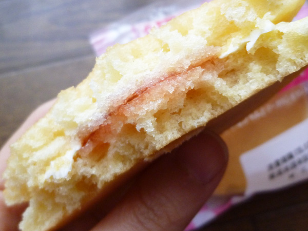 【菓子パン】しっとり、やわらかホットケーキサンド あまおう苺ジャム&マーガリン@ヤマザキ_c0152767_18143648.jpg