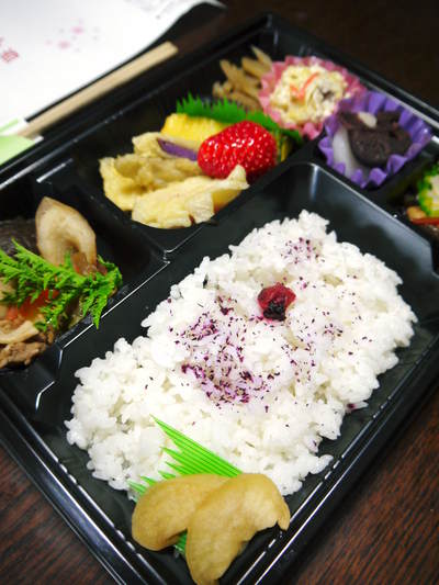 過疎化の村で温かい取り組み!『陽だまり弁当』が届きました!!_a0254656_1964357.jpg