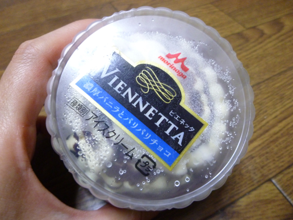 ビエネッタ(Viennetta) 濃厚バニラとバリバリチョコ@森永乳業_c0152767_2149689.jpg