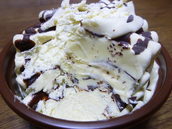 ビエネッタ(Viennetta) 濃厚バニラとバリバリチョコ@森永乳業_c0152767_21534339.jpg