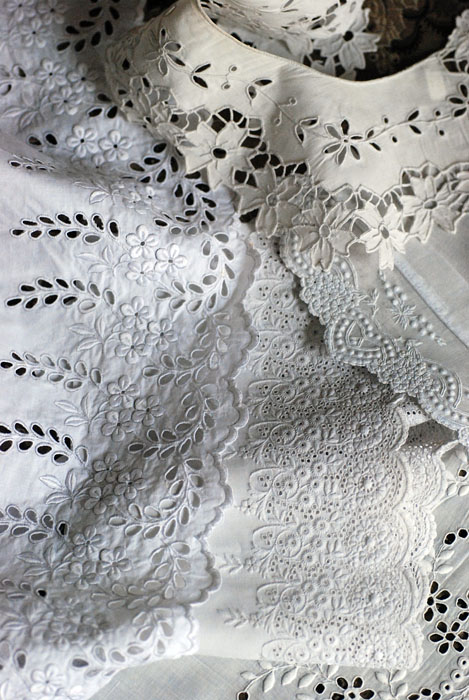 目を奪われる手刺繍のホワイトワーク : 美しいアンティークと花