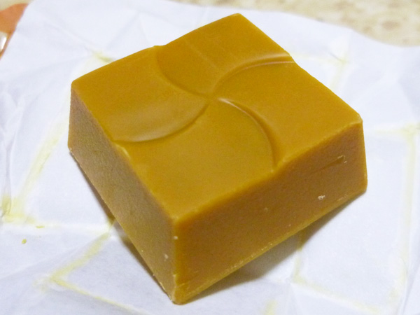 チロルチョコ 焼プリンモンブランと北海道かぼちゃのプリン_c0152767_21335438.jpg