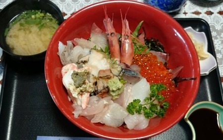 海鮮丼。_e0168583_22073961.jpg