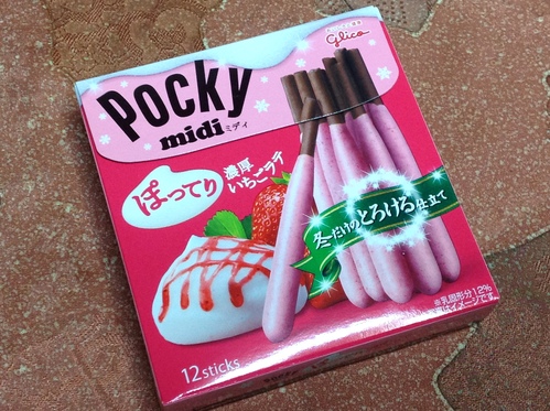 glico ポッキー ミディ  濃厚いちごラテ_b0330555_8195575.jpg