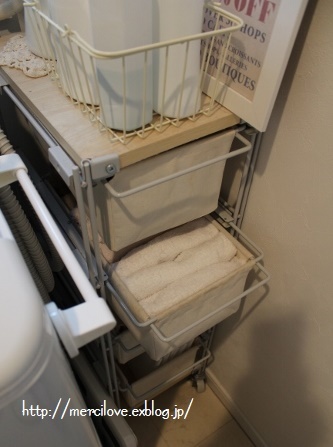 洗面所＊無印良品シェルフで白い収納＋３coinsの蓋つきバケツ_b0209643_21351307.jpg