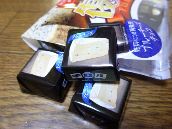 チロルチョコ 復刻チロル ブルーチーズチョコ_c0152767_21462542.jpg