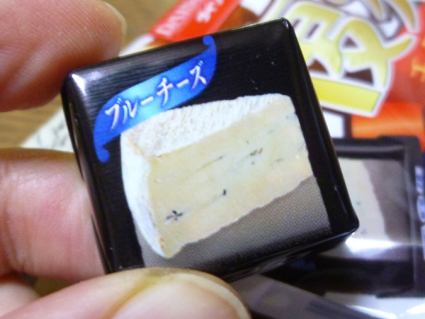 チロルチョコ 復刻チロル ブルーチーズチョコ_c0152767_21472126.jpg