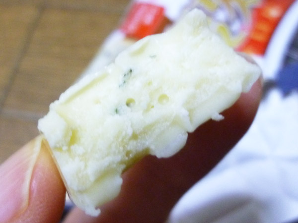 チロルチョコ 復刻チロル ブルーチーズチョコ_c0152767_21481462.jpg