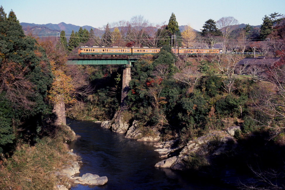 濃紺の渓谷を青い機関車と青い客車が渡る - 1990年晩秋・飯田線 - _b0190710_2359350.jpg