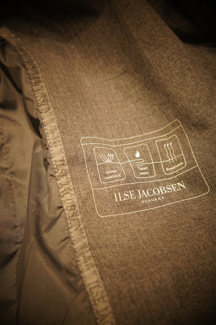 ファッション性抜群万能なレイントレンチコート ILSE JACOBSENイルセヤコブセン_b0115615_16314927.jpg