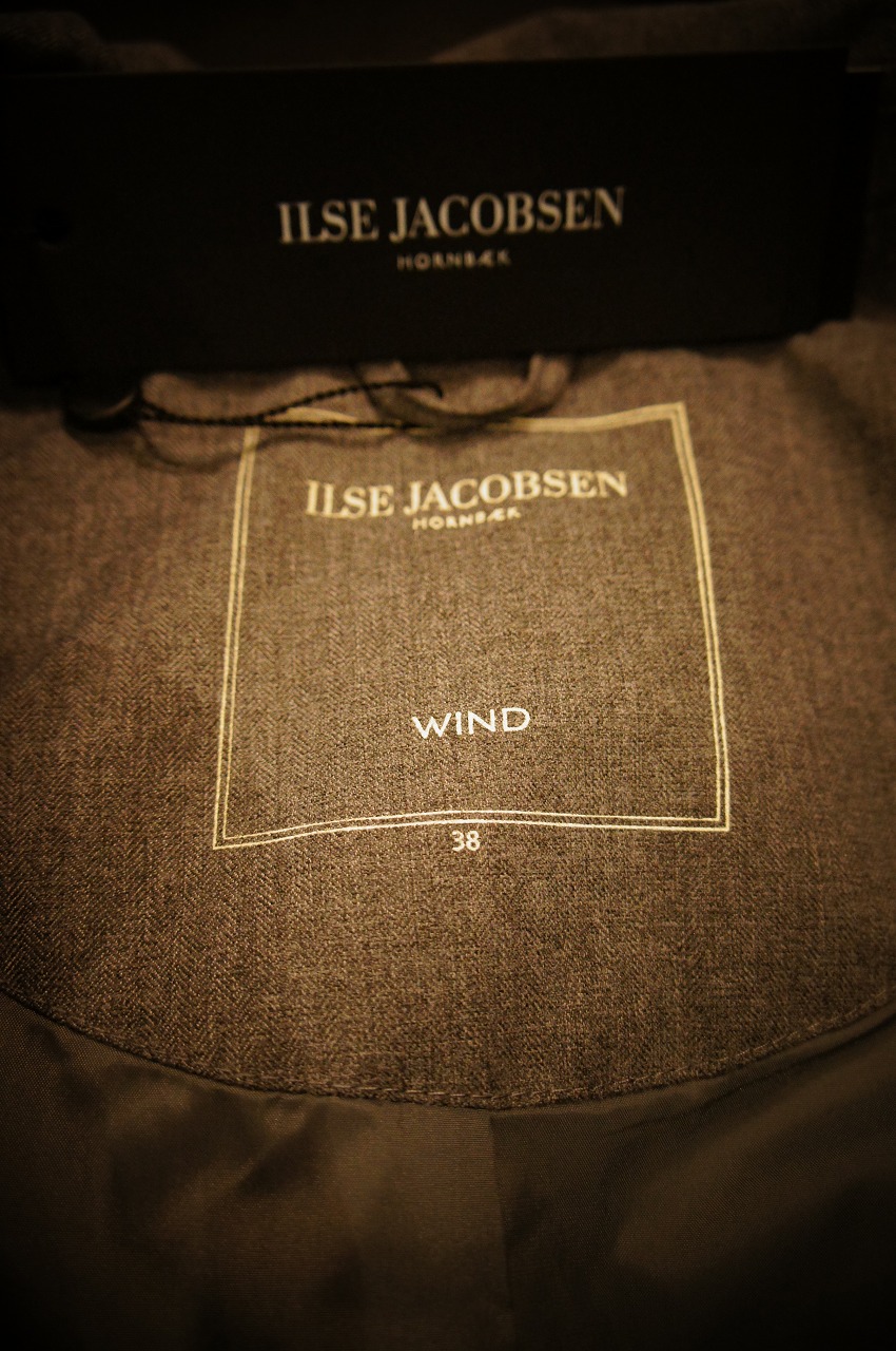 ファッション性抜群万能なレイントレンチコート ILSE JACOBSENイルセヤコブセン_b0115615_16323652.jpg