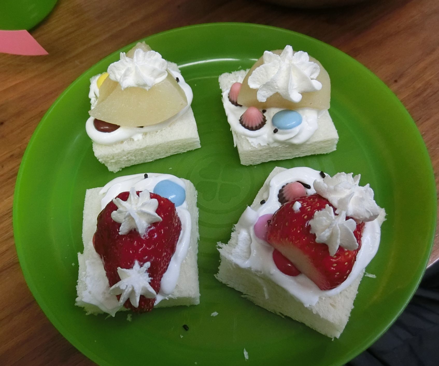 食パンケーキでクリスマス気分 デコレーションで華やかなケーキになりました ハウスカ 食パンケーキでクリスマス気分 デコレーションで華やかなケーキになりました ハウスカ