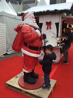 子供目線でクリスマス市（シャンゼリゼ・ラデフォンス）_e0076052_1855328.jpg