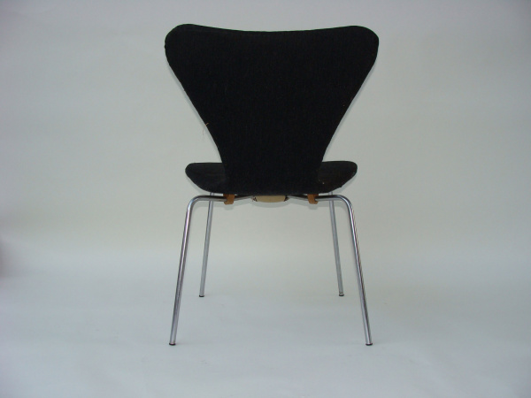 \"Arne Jacobsen FH 3107 Seven Chair Black Leather\"ってこんなこと。_c0140560_14112454.jpg