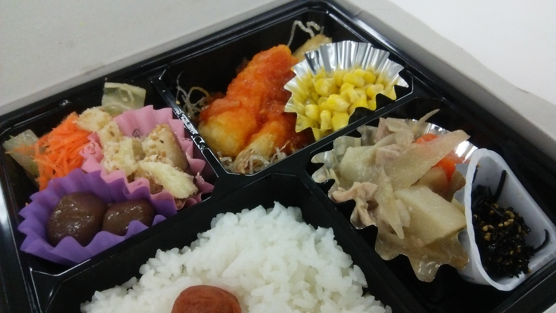 会社の下に売りに来るお弁当(博多味王)_c0212604_14575666.jpg