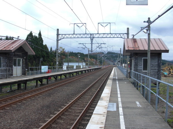 青森の人口2600人の町に新幹線の駅が完成　停車本数は新青森行き2往復から東京行き7往復に _b0163004_06020451.jpg