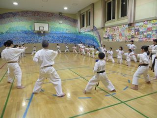 西町教室 稽古納め 1000本突き!_c0118332_2224138.jpg