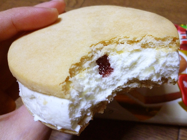 DESSERT STYLE 木苺のレアチーズケーキサンドアイス@グリコ_c0152767_22282245.jpg