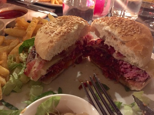 キアニーナ牛のハンバーガーを食べてみよう!_a0136671_0282766.jpg