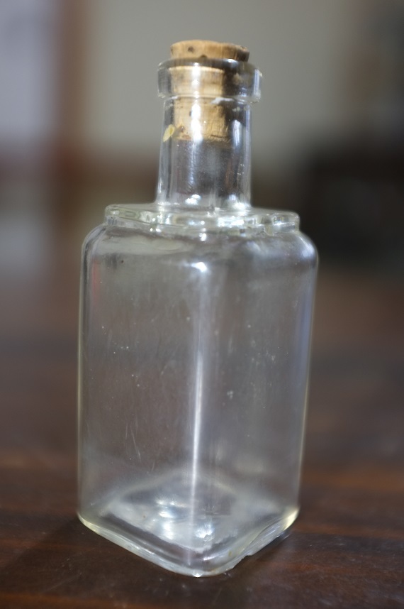【希少品】戦前 未使用品 桃谷順天堂 白色美顔水 ガラス瓶 化粧瓶 137年間愛され続ける“美顔水”がモチーフ お客さまと共に創る