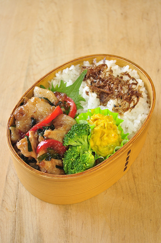 ニラとパプリカの豚生姜焼き弁当_b0171098_8473161.jpg