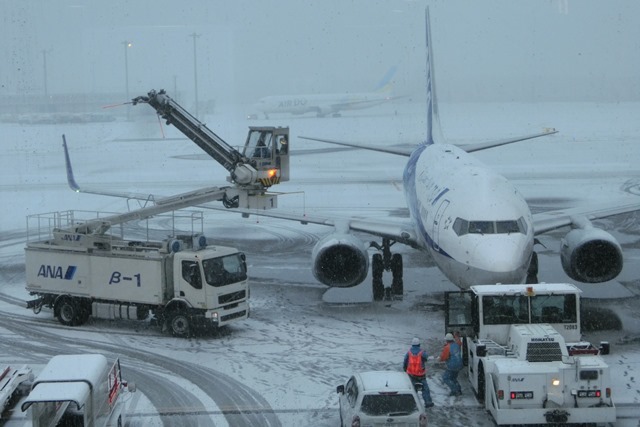 藤田八束の北海道の旅＠今年は暖冬・・千歳空港で大雪、冠雪の摩周湖_d0181492_14072046.jpg