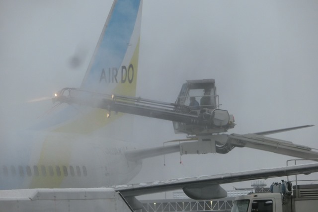 藤田八束の北海道の旅＠今年は暖冬・・千歳空港で大雪、冠雪の摩周湖_d0181492_14081212.jpg