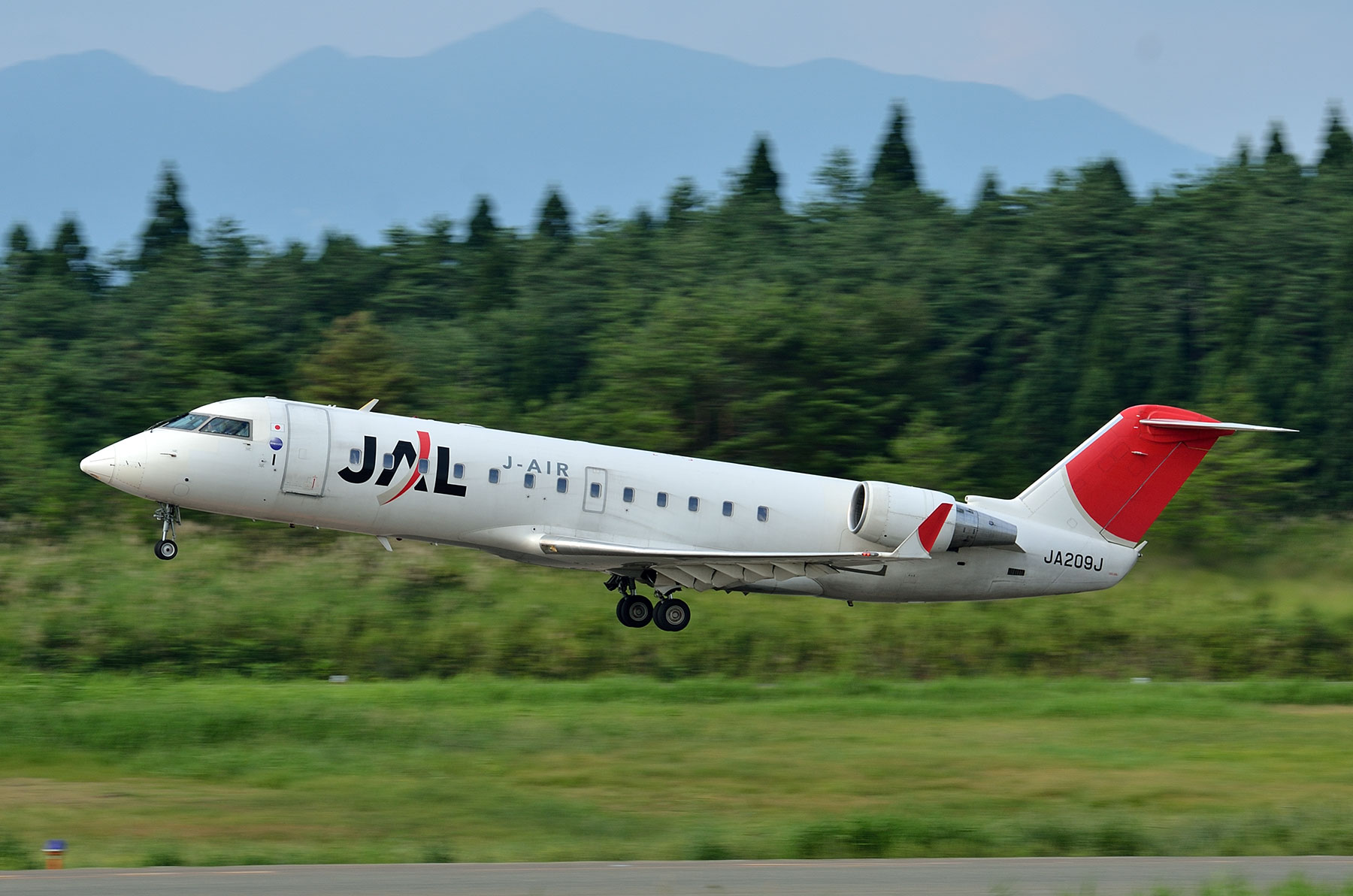 Bombardier CRJ-200 / JA209J : SKY LOUNGE GARDEN -transporter side-