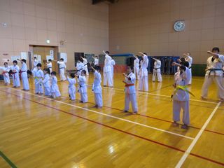屯田教室 本年最後の稽古納めで1000本突き!_c0118332_13523562.jpg