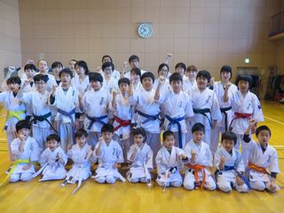 屯田教室 本年最後の稽古納めで1000本突き!_c0118332_13533067.jpg