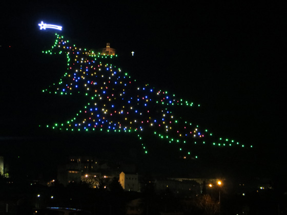 世界最大のクリスマスツリー、グッビオ - イタリア写真草子